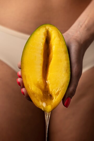 https://ru.freepik.com/free-photo/front-view-woman-holding-mango_35022807.htm#fromView=search&page=1&position=1&uuid=8ed5f371-8187-4a6b-b086-5b9cf8a3861f