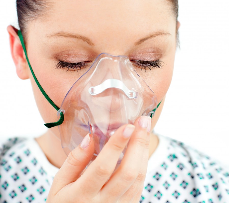 Маска дышать кислородом. Oxygen Therapy. Оксигенотерапия через кислородную маску. Оксигенотерапия (кислородотерапия). Прибор для дыхания кислородом.