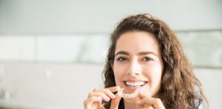 https://ru.freepik.com/free-photo/portrait-of-beautiful-patient-holding-orthodontic-retainers-in-dental-clinic_28031077.htm#fromView=search&page=1&position=0&uuid=0d7ba5ba-b53d-4957-8ce5-be2d916e35df