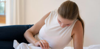 Боли и колики в животе у новорожденных: причины, симптомы и безопасные способы облегчения состояния малыша